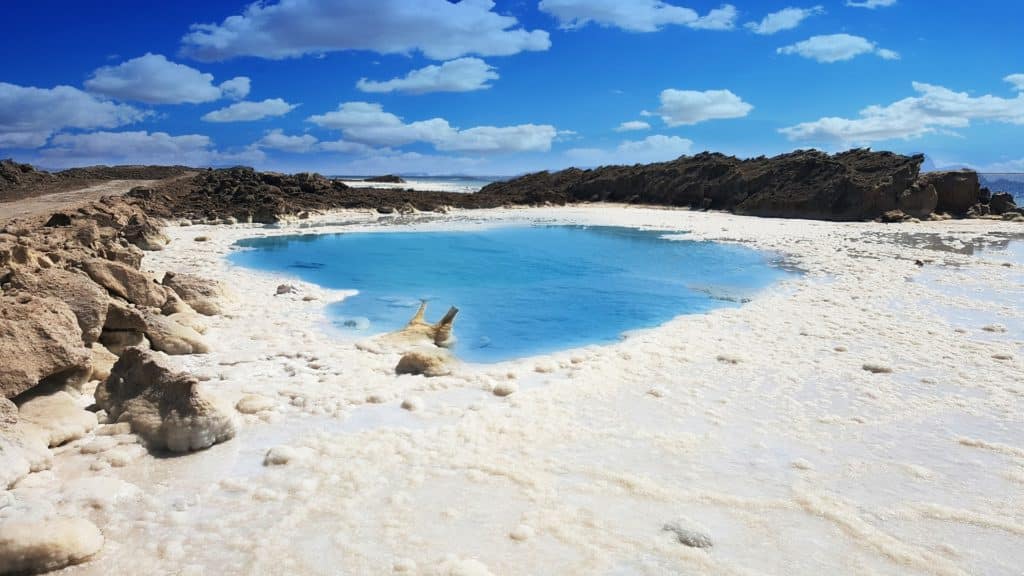Playa de sal en el Mar Muerto. Turismo coronavirus