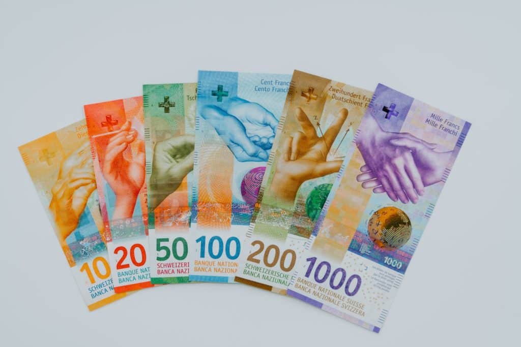 Lleva dinero en la moneda de Suiza (Francos Suizos)