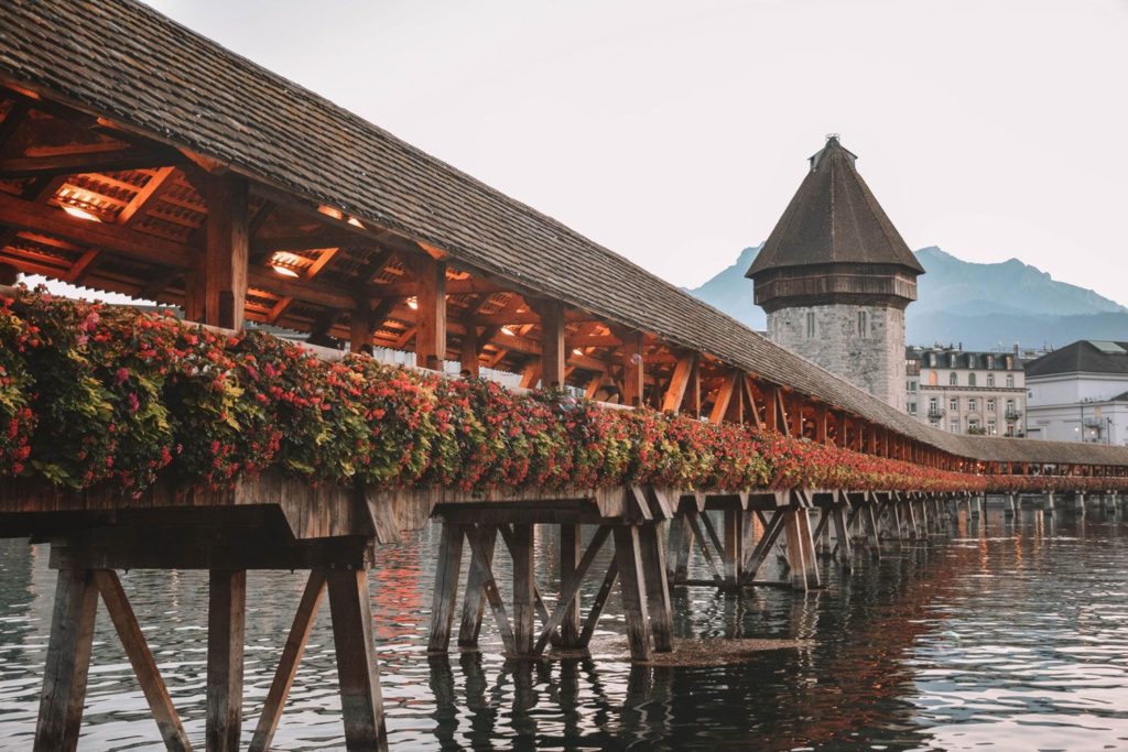 Puente madera de la ciudad suiza Lucerna