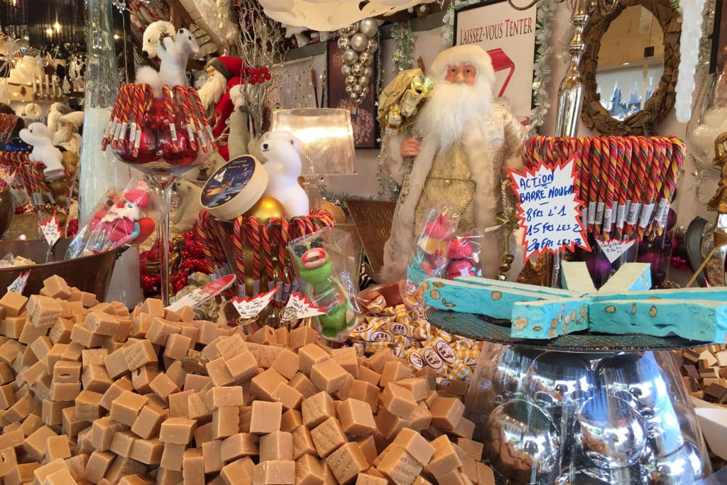 Productos navideños y artesanías en el Mercado de Montreux, Suiza, casa de Noel