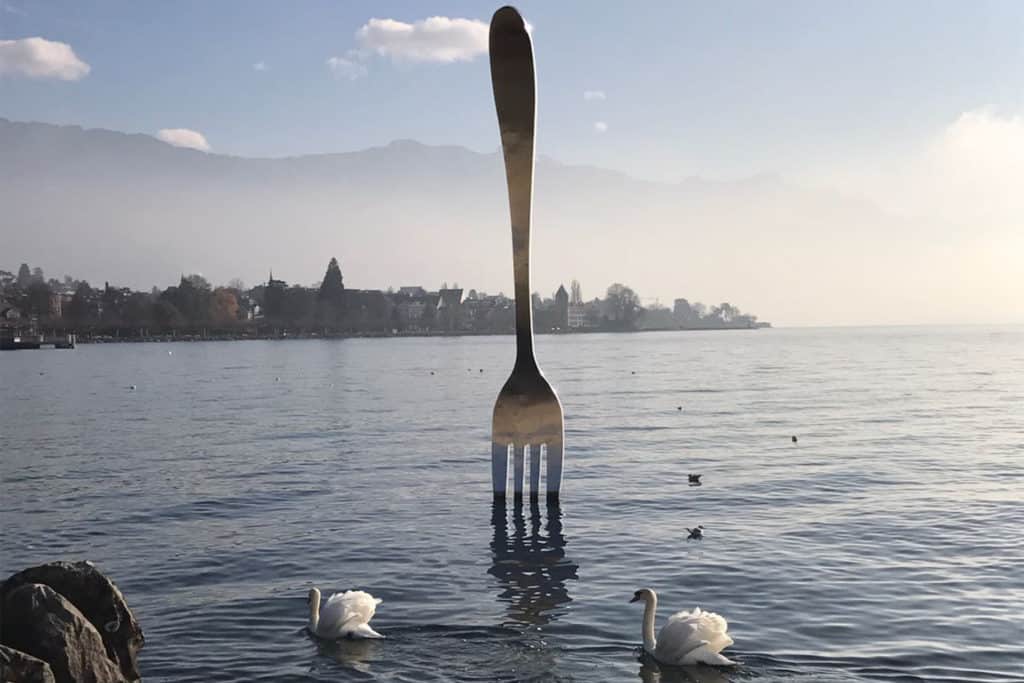 Tenedor gigante en el lago Leman, que ver en Montreux, Suiza