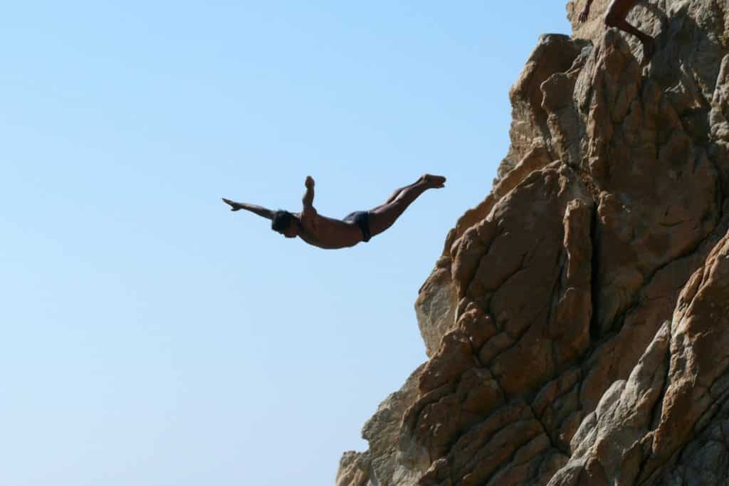 Salto de un hombre en La Quebrada de Acapulco, México