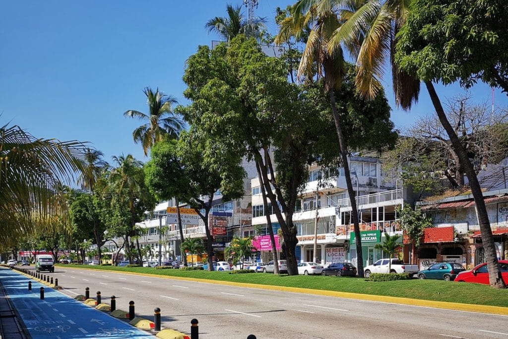 Avenida Principal Miguel Alemán en Acapulco, México