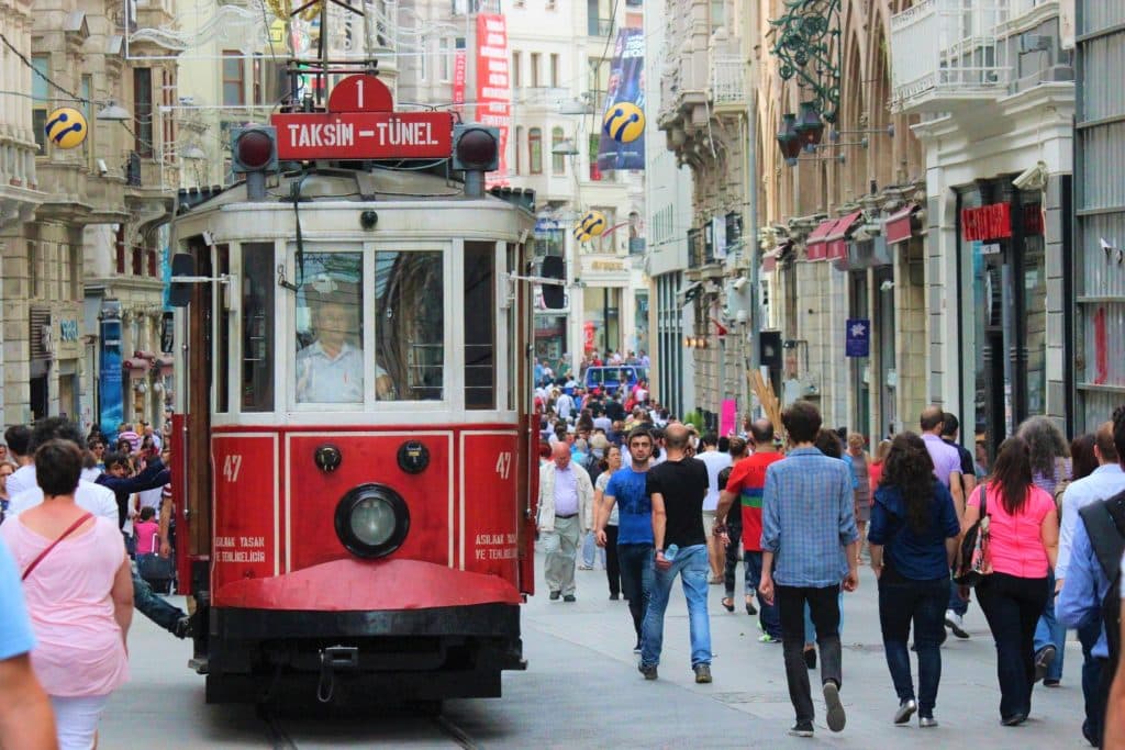 Personas por la ciudad y en tranvía Turquía