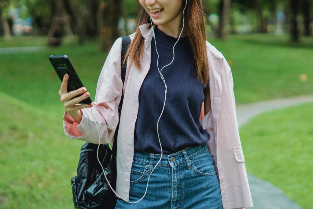 Con el móvil para el GPS en Vietnam