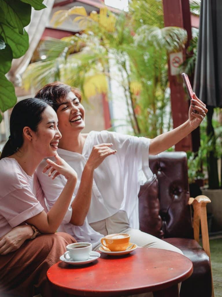 Selfie entre amigas para redes sociales