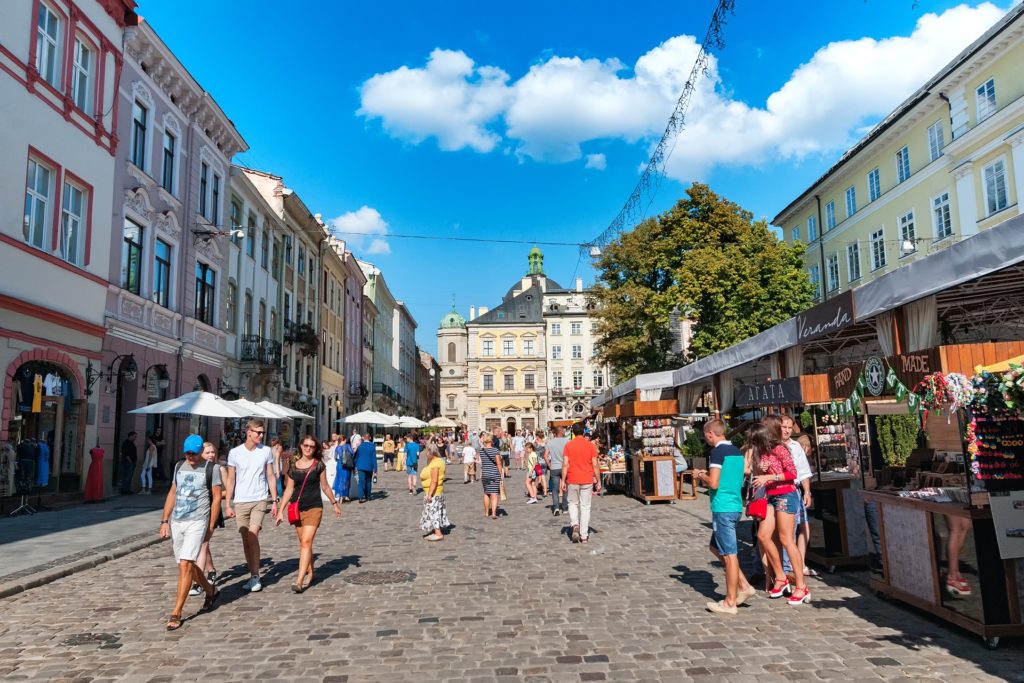 Recorre las calles de piedra de Lviv